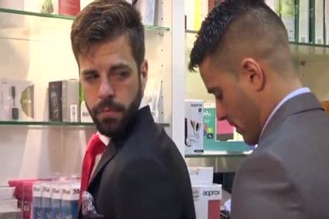 Robbie Rojo, Atado Y Follado En La Farmacia Tras El Cierre
