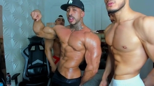Model Invites Bodybuilder Muscle friends Into intimate Show