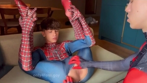 teens: teen-Aranha Ativo Vs. teen-Aranha Passivo