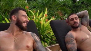 Tres Chulazos En La Piscina.